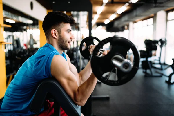 Determined Male Exercising Gym Keeping Body Shape — Stock Photo, Image