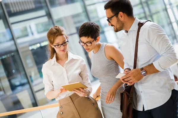 İş arkadaşları yeni fikirleri tartışıyor ve modern bir ofiste beyin fırtınası yapıyorlar.