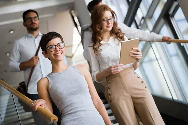 Retrato Empresarios Atractivos Que Tienen Tiempo Libre Del Trabajo —  Fotos de Stock