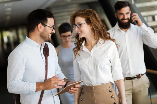 Compañeros Negocios Felices Oficina Moderna Usando Tableta — Foto de Stock