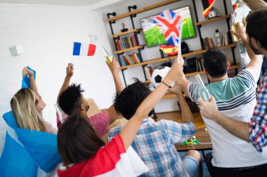 Mutlu arkadaş evde futbol oyun TV izliyor ve zaferini kutluyor içecek grubu
