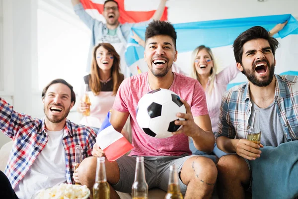 Fotbaloví Fanoušci Emocionálně Sledují Hru Křičí Obýváku — Stock fotografie