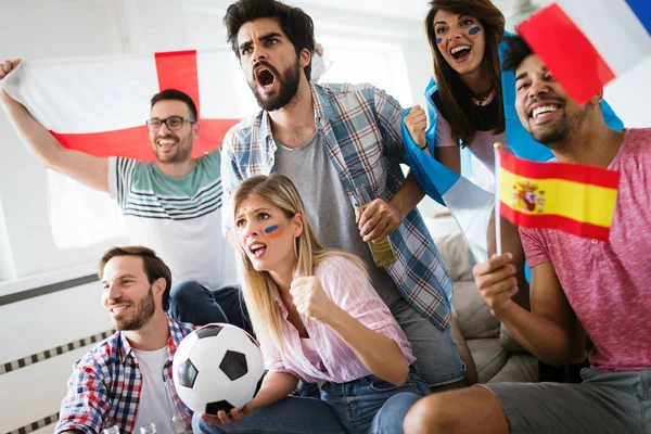 Φίλοι Βλέποντας Ποδόσφαιρο Στο Σπίτι Διασκεδάζοντας — Φωτογραφία Αρχείου