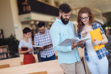 mutlu öğrenciler iki okul Kütüphanesi sonra kitap hakkında tartışma var