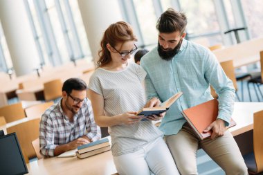 Grup birlikte üniversitede okuyan genç öğrenci