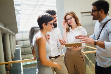 Genç İşadamları şirkette tartışma grubu