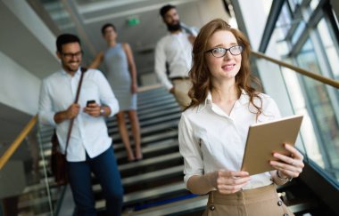 Yakışıklı işadamı ve işten molada güzel iş kadını resmi