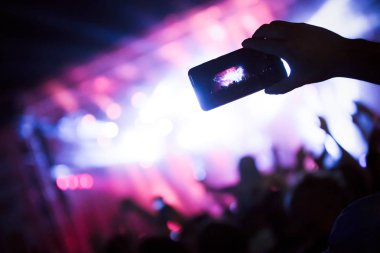 Resim Müzik Festivali'nde insanlar dans partisi