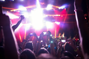 Müzik Festivali'nde zevk mutlu dans kalabalık portresi