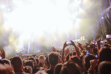 Müzik Festivali'nde zevk mutlu dans kalabalık portresi