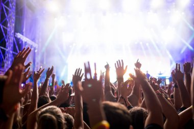 Müzik Festivali'nde zevk mutlu dans kalabalık portresi