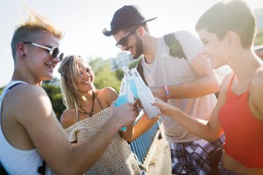 Mutlu genç arkadaşlar müzik festivalinde eğleniyor.
