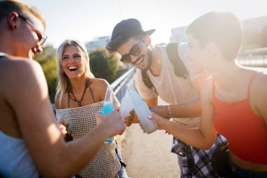 Mutlu genç arkadaşlar müzik festivalinde eğleniyor.