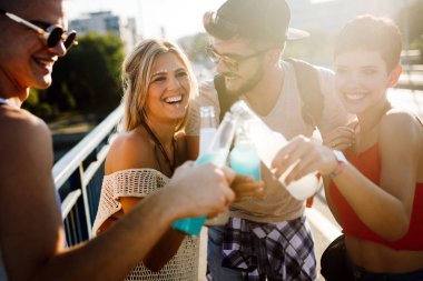 Grup genç kentsel arkadaşıyla birlikte eğleniyor