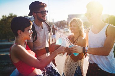 Mutlu genç arkadaşlar müzik festivalinde eğleniyor.