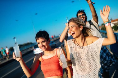 Mutlu genç arkadaşlar müzik festivalinde eğleniyor.