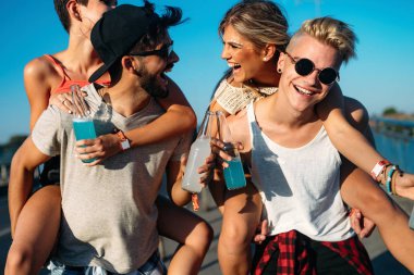 Mutlu genç arkadaşlar müzik festivalinde eğleniyor.