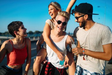 Mutlu genç arkadaşlar müzik festivalinde eğleniyor.