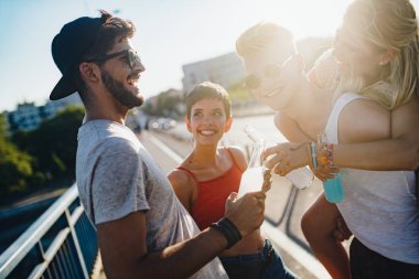 Mutlu genç arkadaşlar müzik festivalinde eğleniyor.