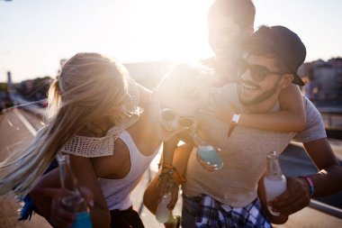 Mutlu genç arkadaşlar müzik festivalinde eğleniyor.