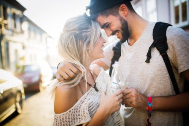 Grup genç kentsel arkadaşıyla birlikte eğleniyor