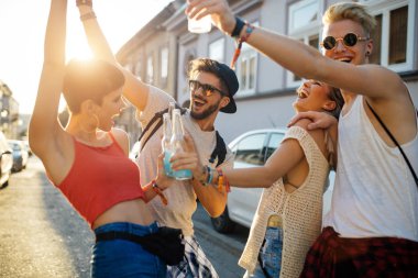 Mutlu genç arkadaşlar müzik festivalinde eğleniyor.