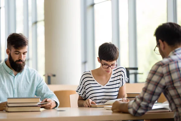 Imagem Jovens Estudantes Felizes Sentados Biblioteca — Fotografia de Stock