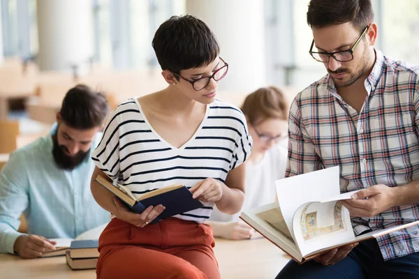 Jovem Mulher Homem Estudando Para Exame Pessoas Aprendizagem Educação Conceito — Fotografia de Stock