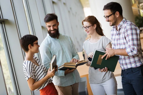 Grupo Estudiantes Discutiendo Biblioteca Universitaria — Foto de Stock