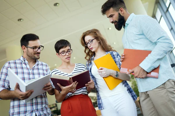 Groep Van Jonge Studenten Samen Studeren Aan Het College — Stockfoto