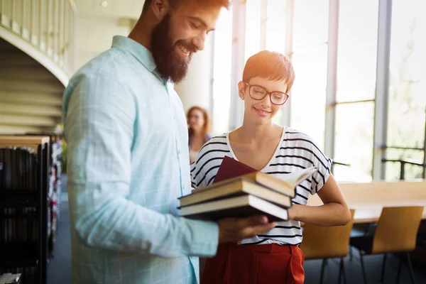 Feliz Casal Estudantes Biblioteca Escola Ter Discussão Sobre Livro — Fotografia de Stock