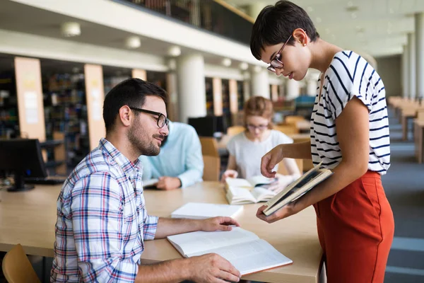 Grupo Jóvenes Estudiantes Que Estudian Juntos Universidad —  Fotos de Stock