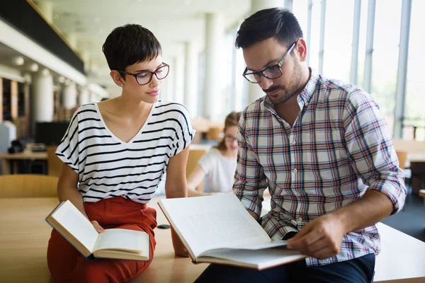 Quelques Étudiants Heureux Sur Campus Universitaire — Photo