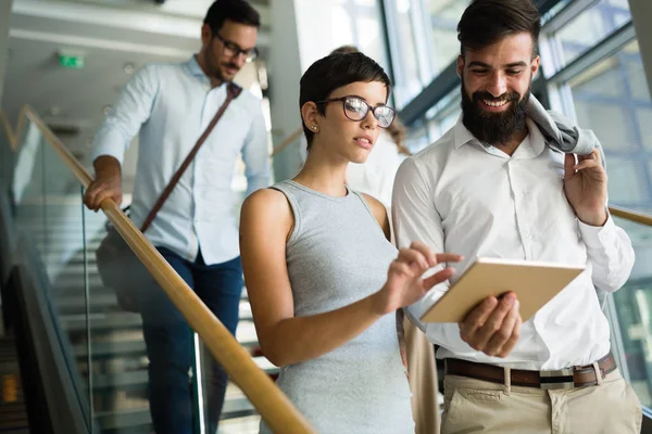 Gruppen Unga Företagare Med Diskussion Företaget — Stockfoto