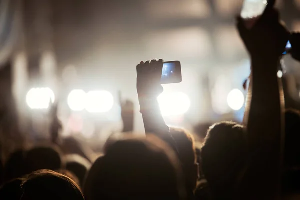 Bild Von Tanzenden Partygängern Bei Musikfestival — Stockfoto