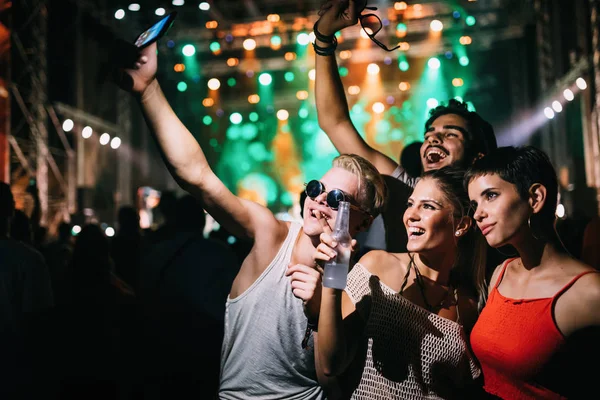 Feliz Joven Amigos Divirtiéndose Festival Música — Foto de Stock