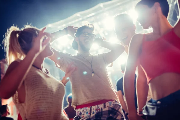 Mutlu genç arkadaşlar müzik festivalinde eğleniyor.