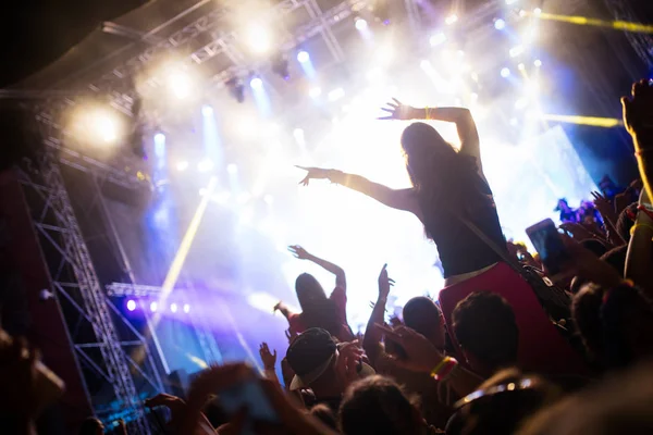 Retrato Multidão Feliz Dançando Desfrutando Festival Música — Fotografia de Stock
