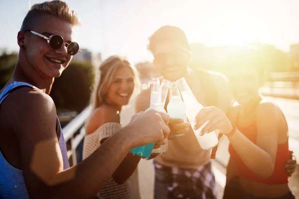 Feliz Joven Amigos Divirtiéndose Festival Música — Foto de Stock