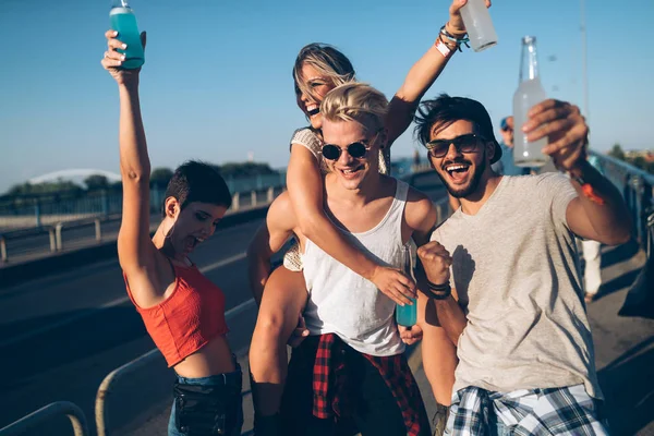 Glückliche Junge Freunde Haben Spaß Beim Musikfestival — Stockfoto