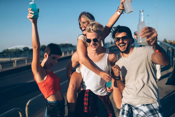 Jovens Amigos Felizes Divertindo Festival Música — Fotografia de Stock