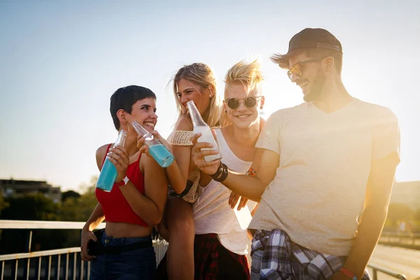 Feliz Joven Amigos Divirtiéndose Festival Música — Foto de Stock