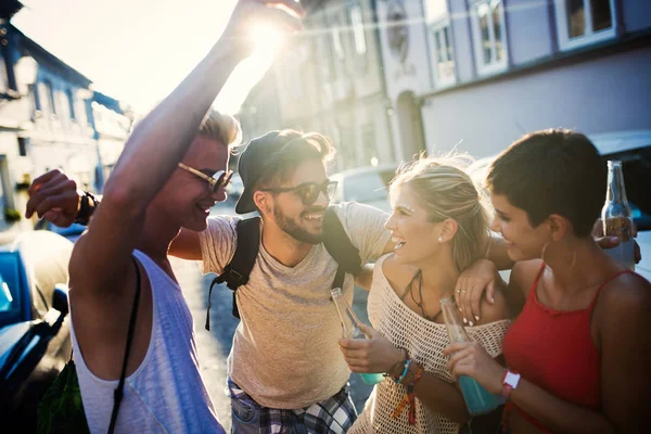 Grupp Unga Urbana Vänner Att Roligt Tillsammans — Stockfoto