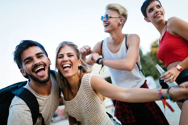 Jovens Amigos Felizes Divertindo Festival Música — Fotografia de Stock