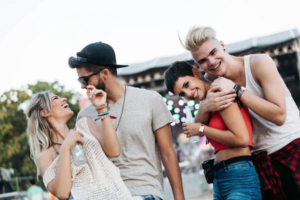 Šťastní Mladí Přátelé Baví Hudebním Festivalu — Stock fotografie