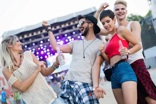 Feliz Joven Amigos Divirtiéndose Festival Música — Foto de Stock