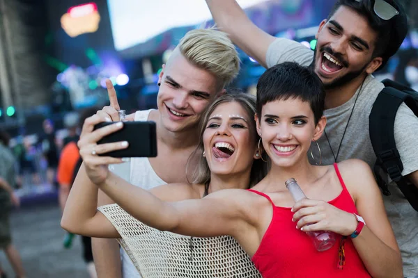 Glückliche Junge Freunde Haben Spaß Beim Musikfestival — Stockfoto