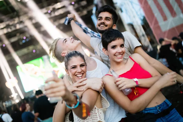 Gelukkige Jonge Vrienden Hebben Plezier Muziekfestival — Stockfoto