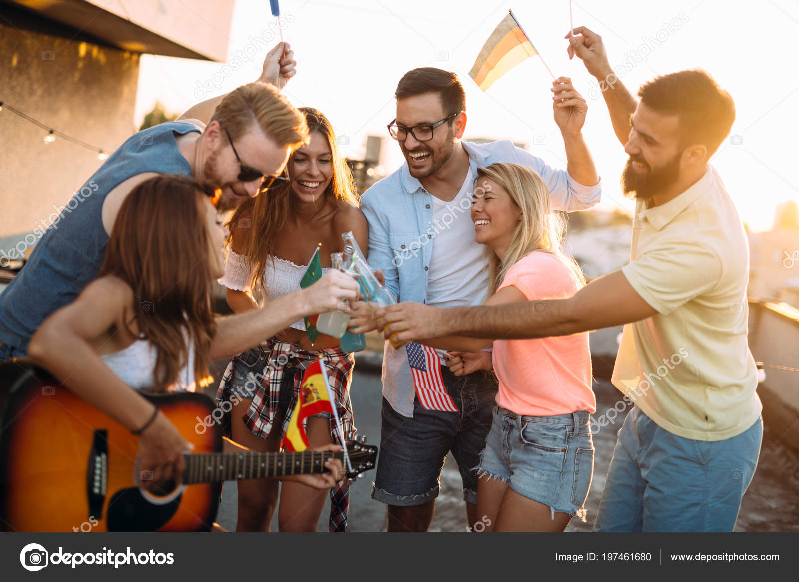 Grupo Felices Amigos Sonrientes Teniendo Fiesta Azotea