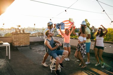 Çatıda parti mutlu gülümseyen arkadaş grubu